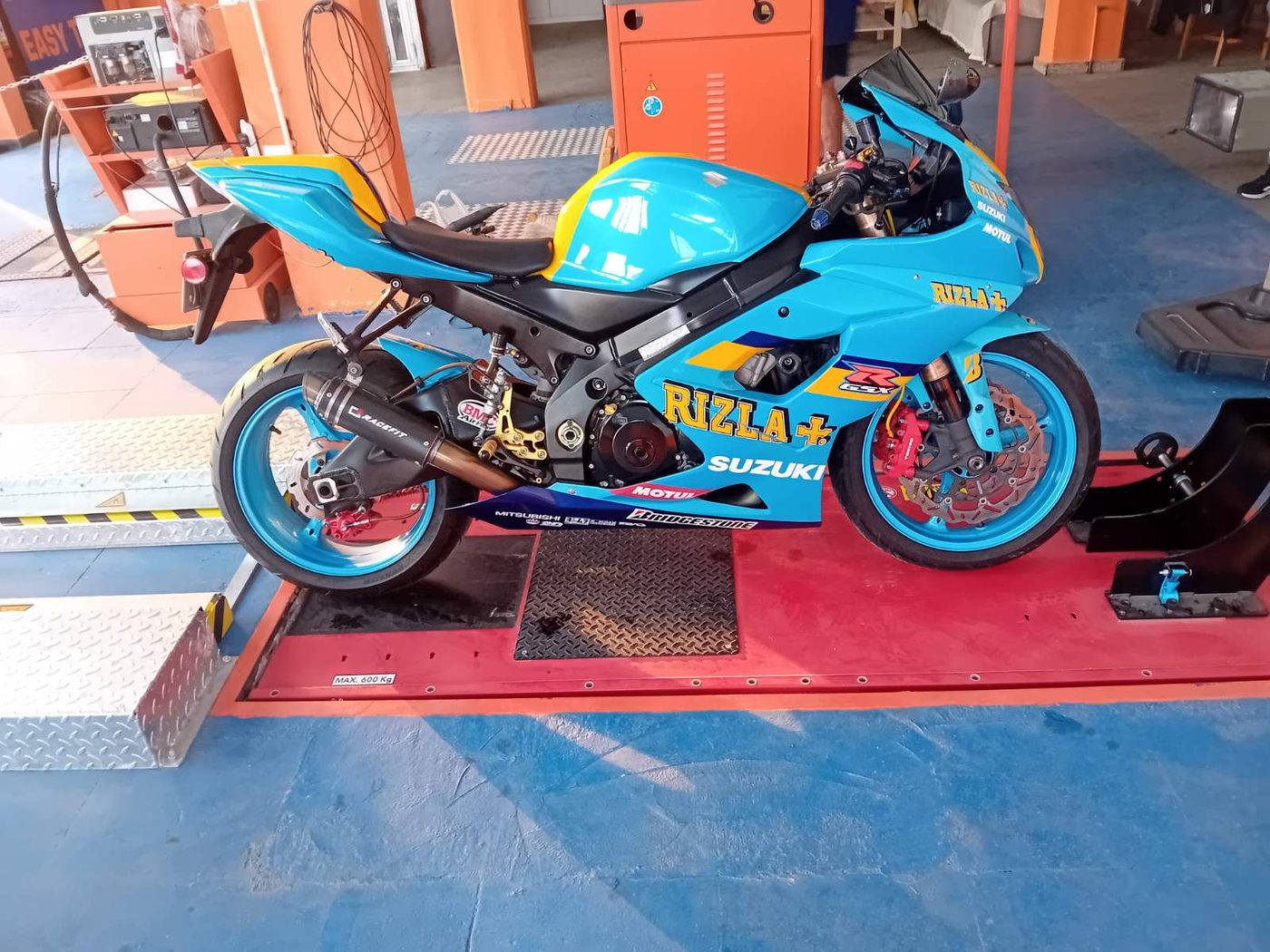A Suzuki sportsbike on the motorcycle test bench at Easy Test in Larnaca